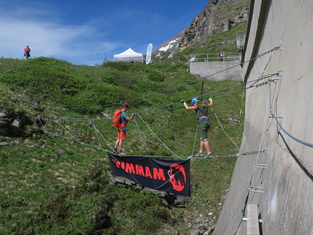 Klettersteig 'MoBo 107': Markus und Leonie auf der Seilbr&uuml;cke