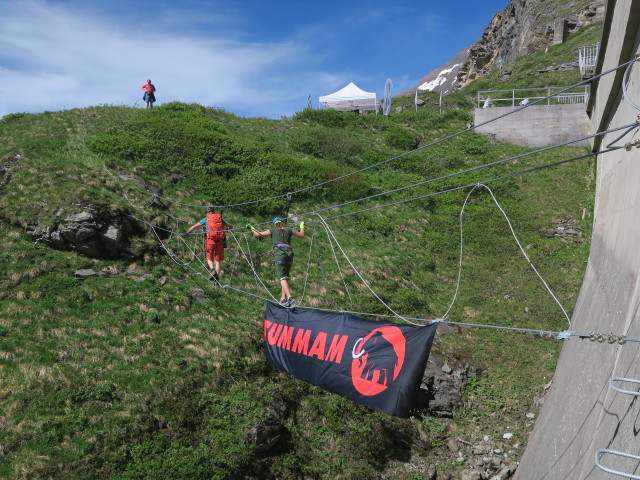Klettersteig 'MoBo 107': Markus und Leonie auf der Seilbr&uuml;cke