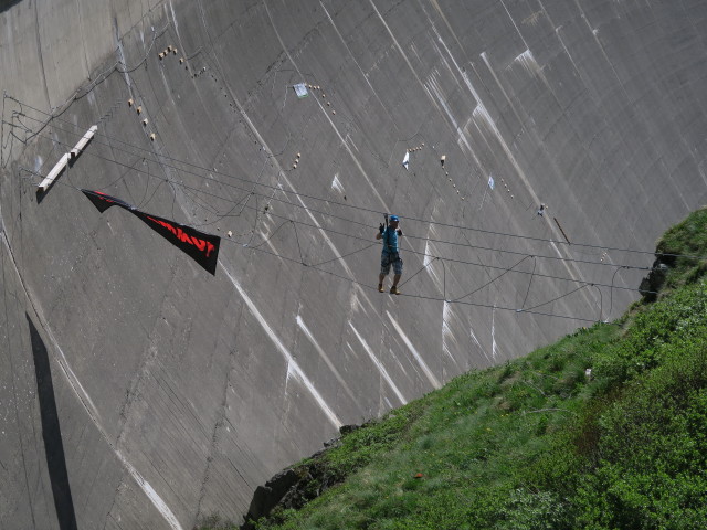 Klettersteig 'MoBo 107': Hans auf der Seilbr&uuml;cke