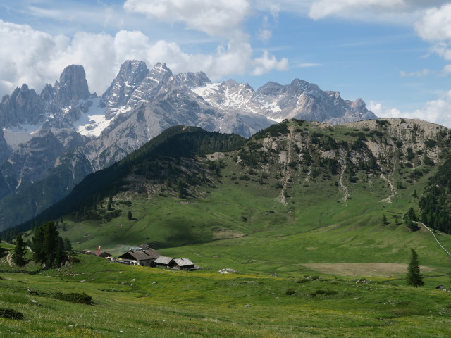 Almhütte Plätzwiese, 2.030 m (15. Juni)