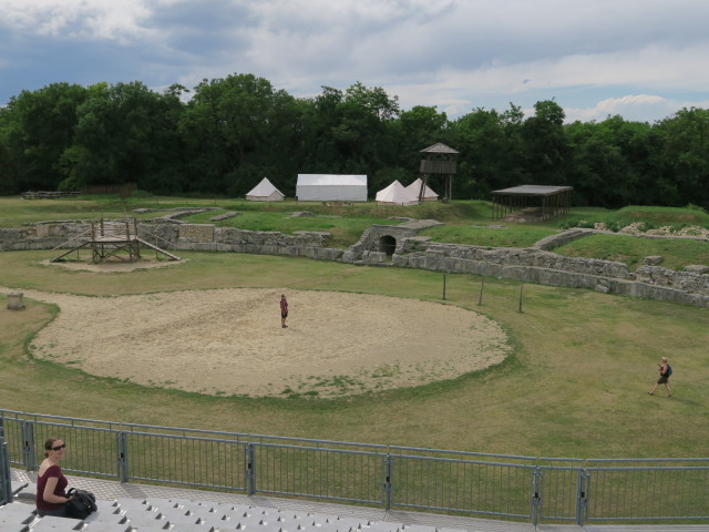 Sabine im Amphitheater Militärstadt