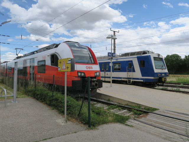 S 24558 und S 27485 im Bahnhof Petronell-Carnuntum, 186 m