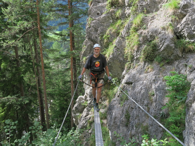 Übungs-Klettersteig: Josef auf der Brücke