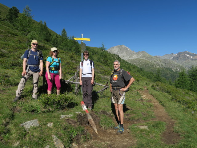 Werner, Angelika, Sonja und Josef an der Kreuzung Weg 85 und Weg 88