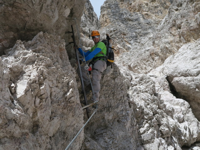 Via Ferrata Zandonella Sud: Aaron auf der unteren Leiter (15. Juli)