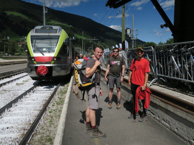 Aaron, Ronald und Armin im Bahnhof Innichen, 1.176 m (16. Juli)