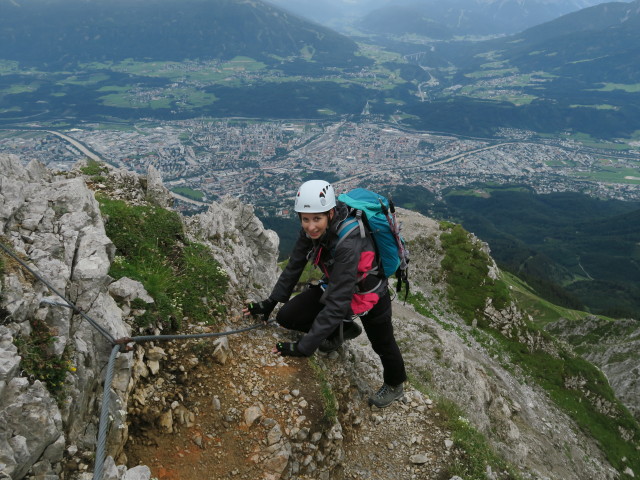 Innsbrucker Klettersteig: Larissa zwischen Seegrubenscharte und &Ouml;stlicher Kaminspitze (30. Juli)