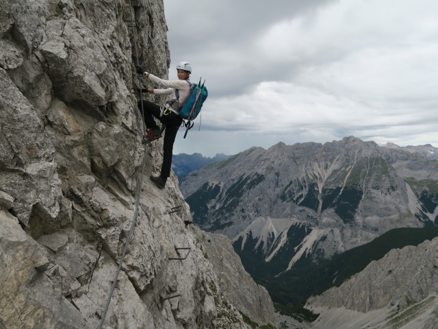 Innsbrucker Klettersteig: Larissa zwischen Östlicher Kaminspitze und Mittlerer Kaminspitze (30. Juli)