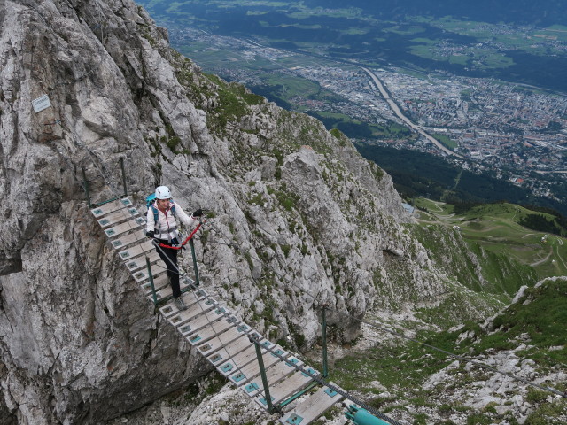 Innsbrucker Klettersteig: Larissa auf der Seufzerbr&uuml;cke (30. Juli)