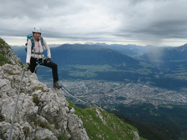 Innsbrucker Klettersteig: Larissa zwischen Seufzerbr&uuml;cke und Westlicher Kaminspitze (30. Juli)