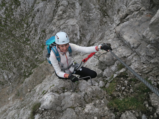 Innsbrucker Klettersteig: Larissa zwischen Seufzerbr&uuml;cke und Westlicher Kaminspitze (30. Juli)