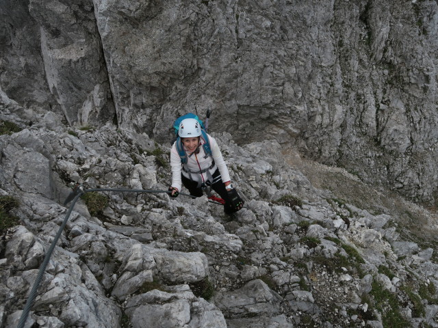 Innsbrucker Klettersteig: Larissa zwischen Seufzerbrücke und Westlicher Kaminspitze (30. Juli)