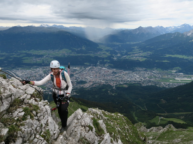 Innsbrucker Klettersteig: Larissa zwischen Seufzerbr&uuml;cke und Westlicher Kaminspitze (30. Juli)