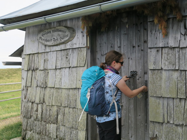 Sabine bei der Bernhard-Fest-Hütte, 1.980 m (12. Aug.)