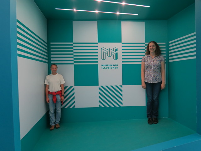 Ich und Sabine im Ames-Raum