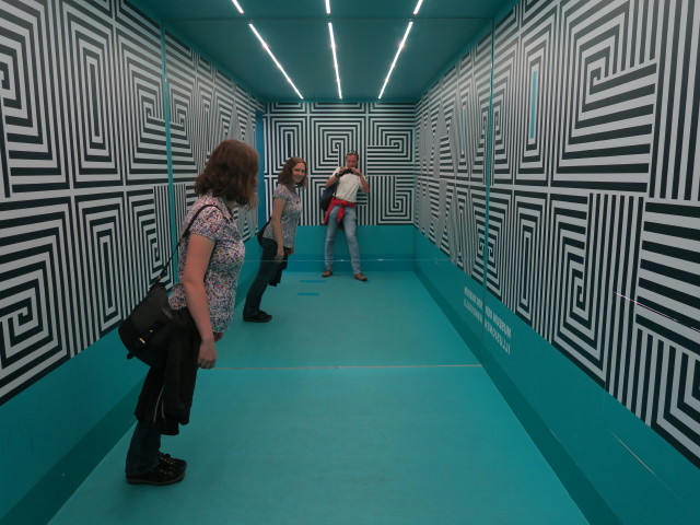 Sabine und ich im Anti-Gravitations-Raum