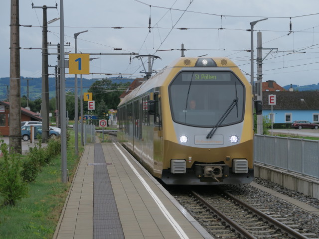 R 6870 bei der Einfahrt in den Bahnhof Ober-Grafendorf