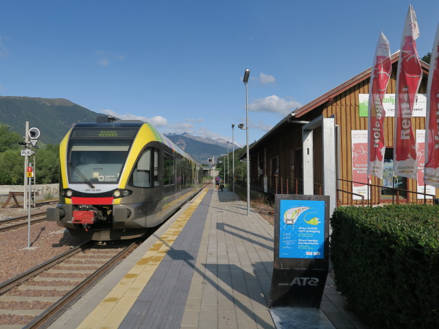 RE 206 im Bahnhof Spondinig, 885 m