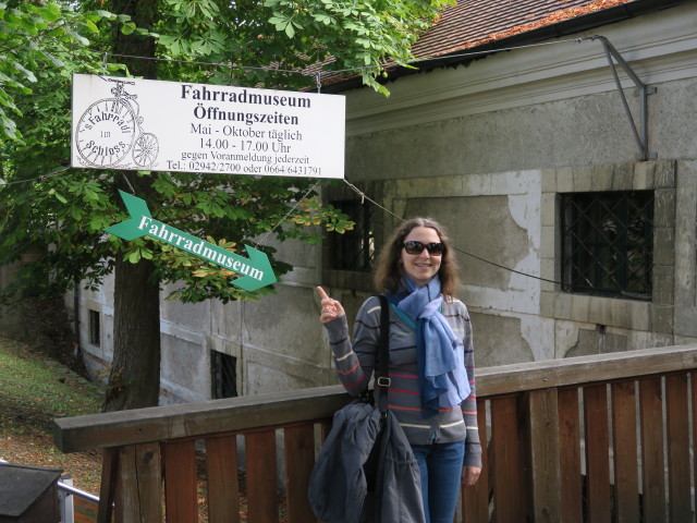 Sabine beim Fahrradmuseum