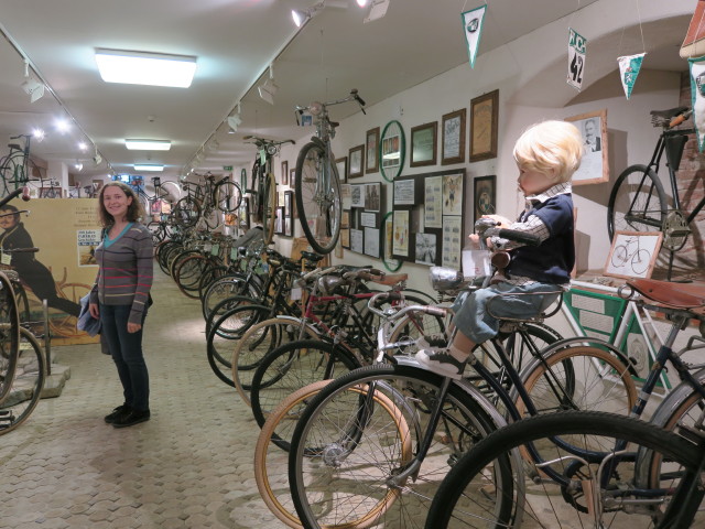 Sabine im Fahrradmuseum