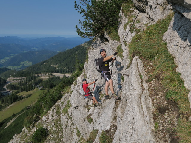 Heli-Kraft-Klettersteig: Erich und Lin zwischen 1. und 2. Seilbrücke (8. Sep.)