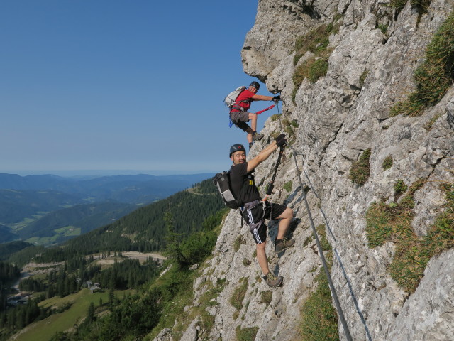 Heli-Kraft-Klettersteig: Lin und Erich zwischen 1. und 2. Seilbrücke (8. Sep.)