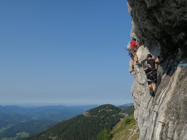 Heli-Kraft-Klettersteig: Erich und Lin zwischen 1. und 2. Seilbrücke (8. Sep.)