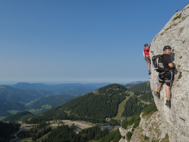 Heli-Kraft-Klettersteig: Erich und Lin zwischen 2. und 3. Seilbrücke (8. Sep.)