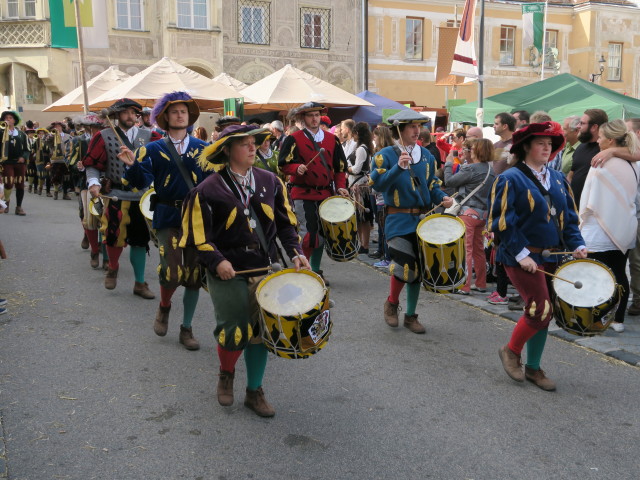 Einzug aller Mitwirkenden am Hauptplatz