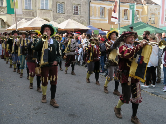 Einzug aller Mitwirkenden am Hauptplatz