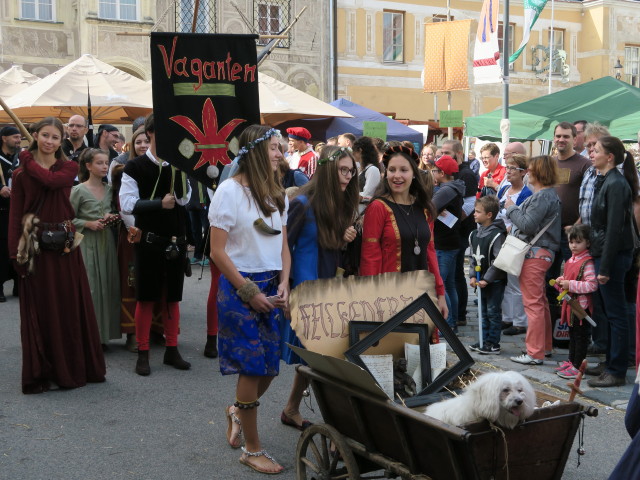 Einzug aller Mitwirkenden am Hauptplatz