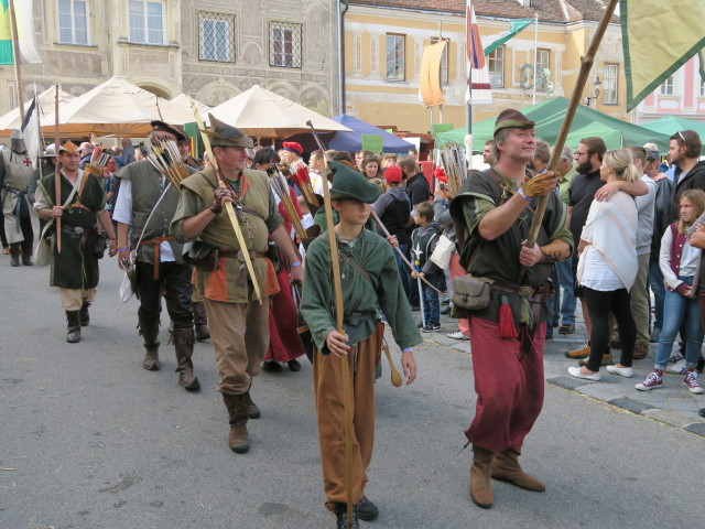 Einzug aller Mitwirkenden am Hauptplatz