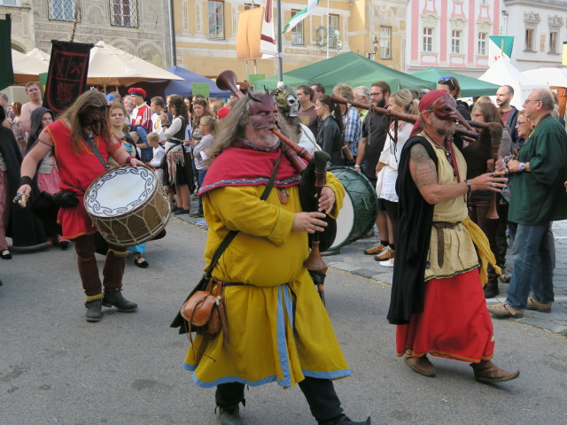 Einzug aller Mitwirkenden am Hauptplatz