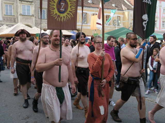 Einzug aller Mitwirkenden am Hauptplatz