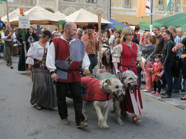 Einzug aller Mitwirkenden am Hauptplatz