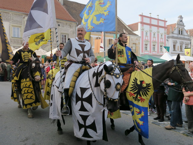 Einzug aller Mitwirkenden am Hauptplatz