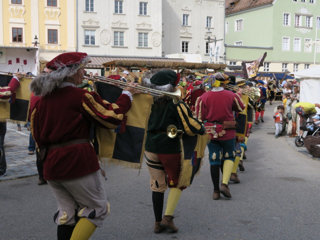 Einzug aller Mitwirkenden am Hauptplatz