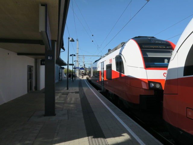 4744 517 als REX 7993 'Radtramper Neusiedl' im Bahnhof Neusiedl am See, 130 m (13. Sep.)