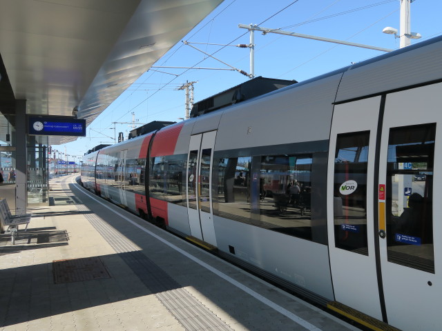 4124 021-9 als R 7823 im Bahnhof Neusiedl am See, 130 m (13. Sep.)