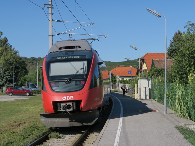 4124 021-9 als R 7823 in der Haltestelle Jois (13. Sep.)