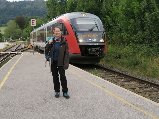 Sabine im Bahnhof Grünbach am Schneeberg, 557 m