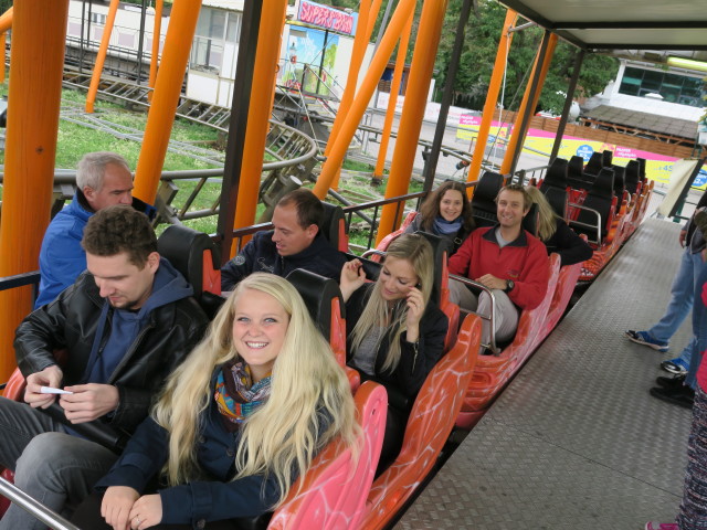 Norbert, Viktoria, Stefan, Katharina, Sabine, ich und Alexandra in der Super-8er-Bahn