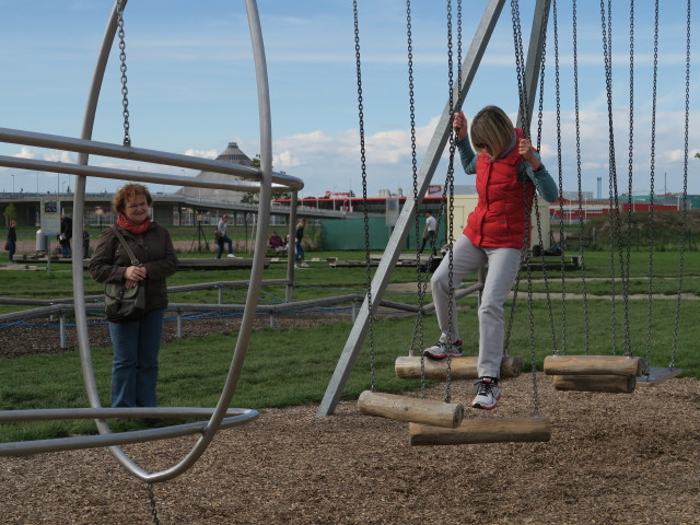 Brigitte und Mama in der Station 'Klettertour'