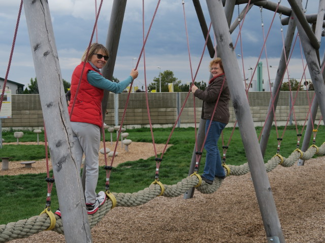 Mama und Brigitte in der Station 'Stehseilschaukel'