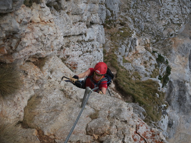 K&ouml;nigschusswand-Klettersteig: Carmen zwischen Schl&uuml;sselstelle und H&ouml;hle