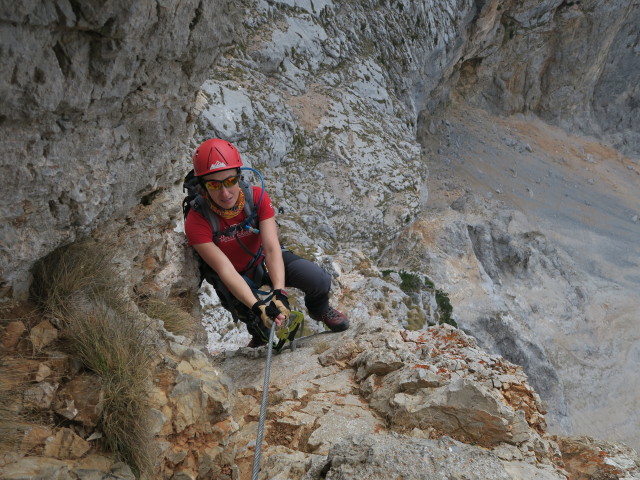 K&ouml;nigschusswand-Klettersteig: Carmen zwischen Schl&uuml;sselstelle und H&ouml;hle