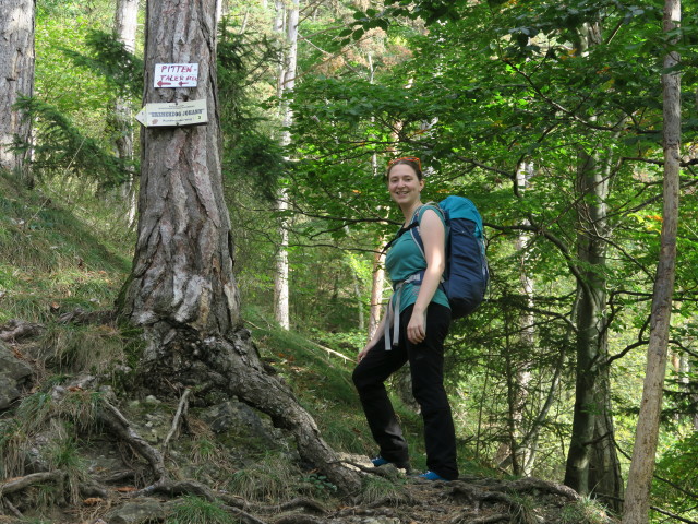 Sabine zwischen Pitten und Pittentaler Klettersteig