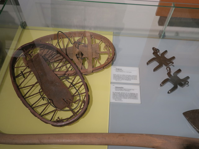 Schneereifen und Steigeisen in der Sammlung 'Ger&auml;te und Handwerk'