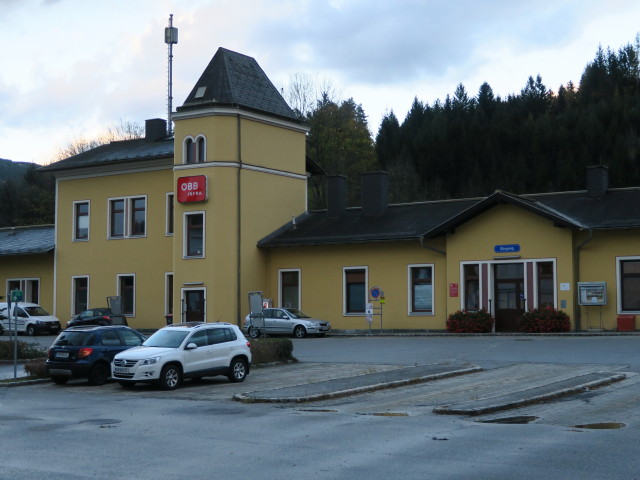 Bahnhof, 476 m