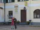 Mama und Papa beim Automobilmuseum